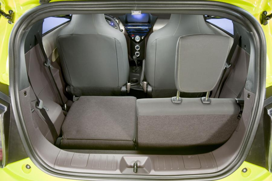 Багажник Scion iQ Concept 2009 года  (фото 11 из 91)